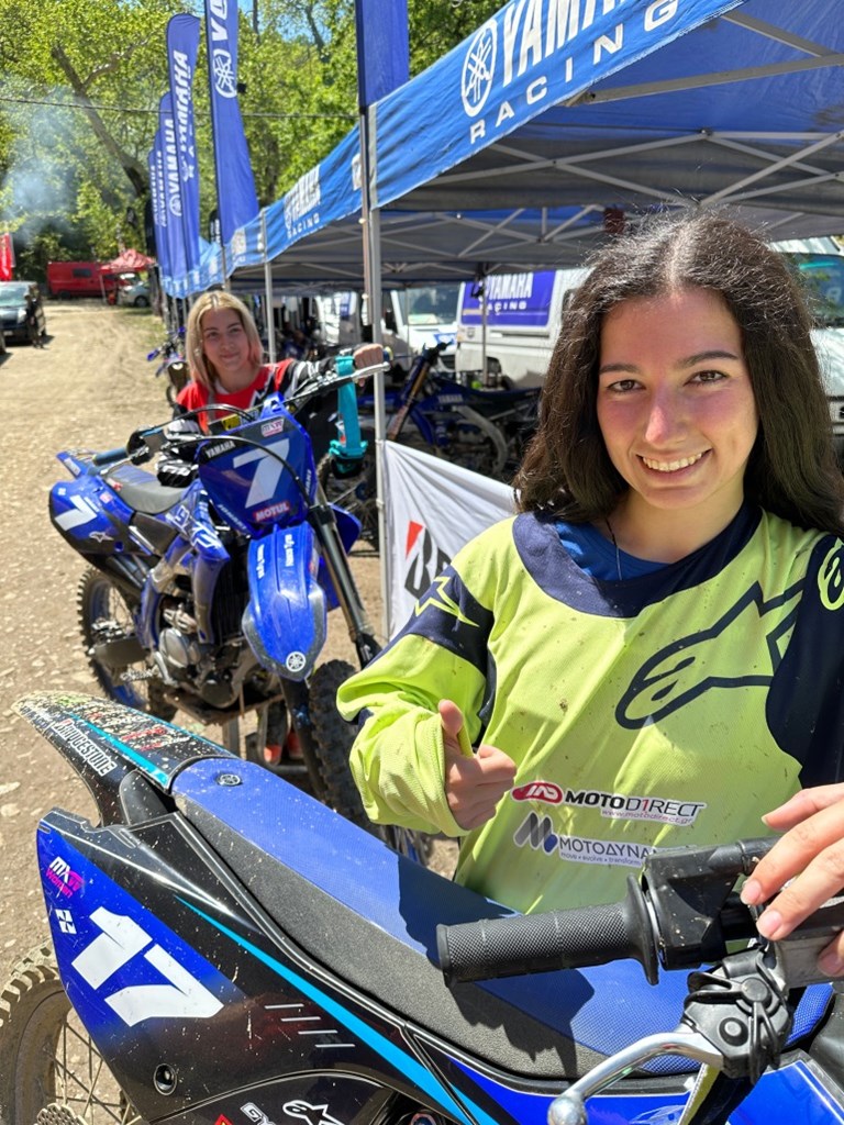 Σε πρώτο πλάνο η Αμαλία και πίσω η Ιωάννα Λάμπρου, μετά τον Αγώνα στην Σπερχειάδα