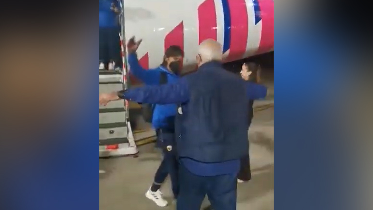 Ο Μελισσανίδης υποδέχθηκε την αποστολή της ΑΕΚ – Θερμή αγκαλιά με τον Αλμέιδα