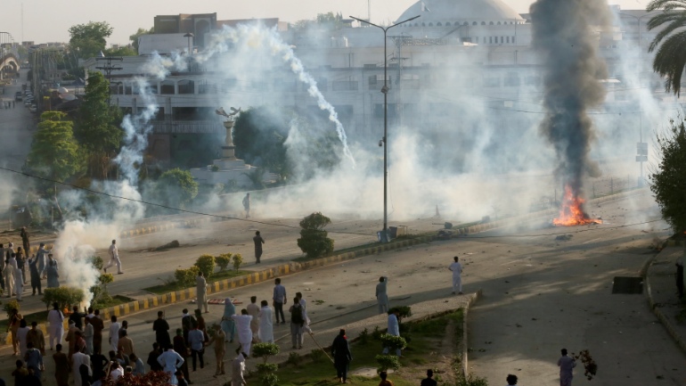 Η σύλληψη του πρώην πρωθυπουργού Χαν πυροδοτεί διαδηλώσεις και απειλεί να βυθίσει το Πακιστάν σε κρίση
