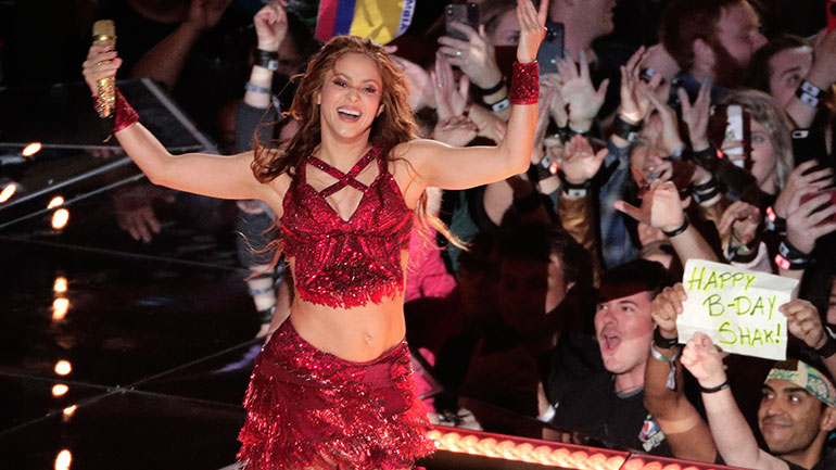 Η Σακίρα έλαβε το βραβείο «Γυναίκα της Χρονιάς» – Φήμες ότι είναι ζευγάρι με τον Τομ Κρουζ