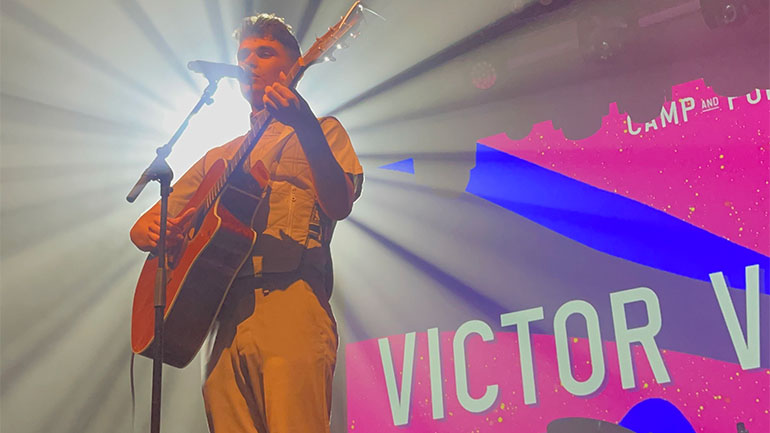 Μια εμφάνιση γεμάτη μουσική με το «What They Say» και τον Βίκτωρα Βερνίκο στον κατάμεστο χώρο του Euroclub