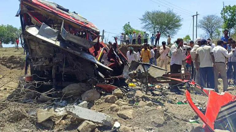 Πτώση λεωφορείου από γέφυρα στην Ινδία – Τουλάχιστον 24 νεκροί