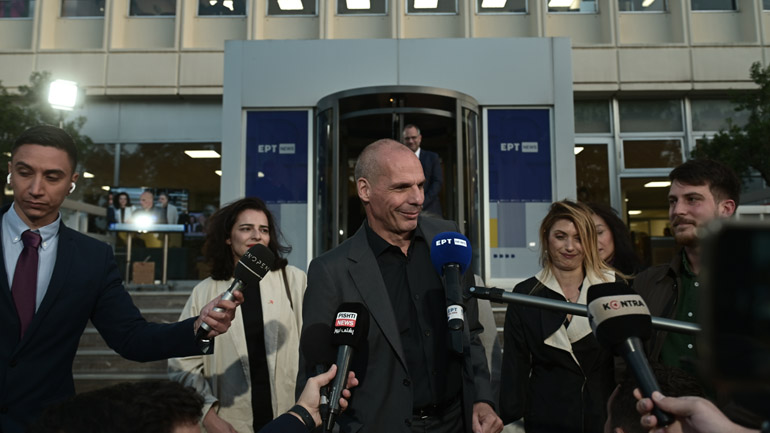 Βαρουφάκης κατά την προσέλευσή του στην ΕΡΤ – «Απαράδεκτο το πλαίσιο του debate»