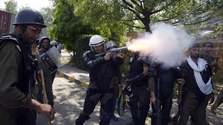 Πακιστάν: Προφυλακίστηκε ο πρώην πρωθυπουργός Χαν – Αναπτύσσεται ο στρατός λόγω των βίαιων διαδηλώσεων
