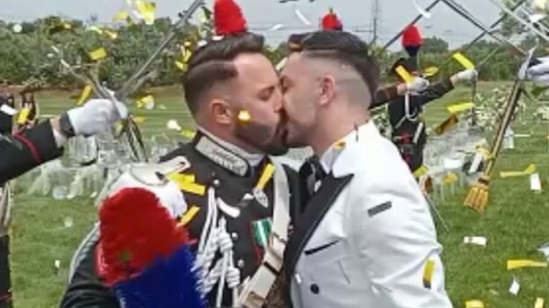 Καραμπινιέρος υπέγραψε σύμφωνο συμβίωσης με τον σύντροφό του – Παρουσία τιμητικού αγήματος η τελετή