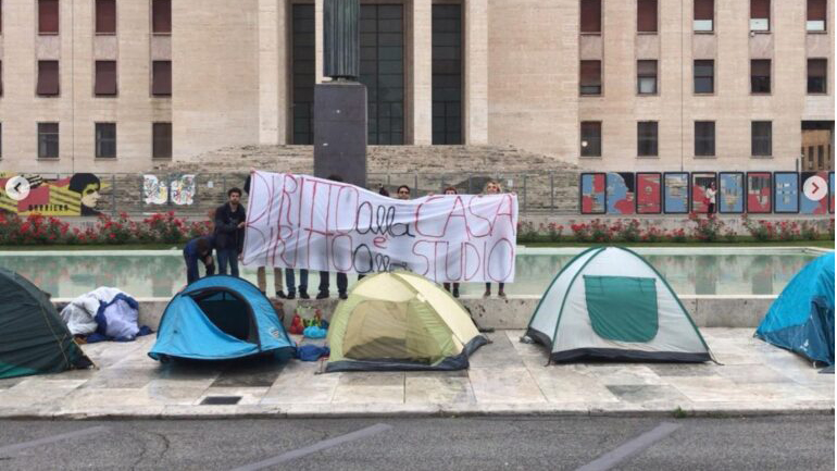 Αγανακτισμένοι φοιτητές στην Ιταλία στήνουν αντίσκηνα έξω από τα πανεπιστήμια λόγω των ακριβών ενοικίων