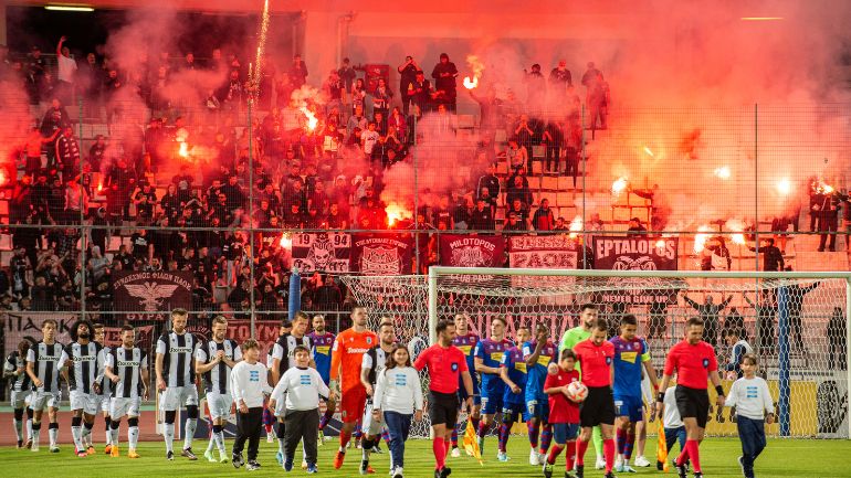 Δικογραφίες σε 19 άτομα για κροτίδες και καπνογόνα στα γήπεδα ΠΑΟΚ και Άρη
