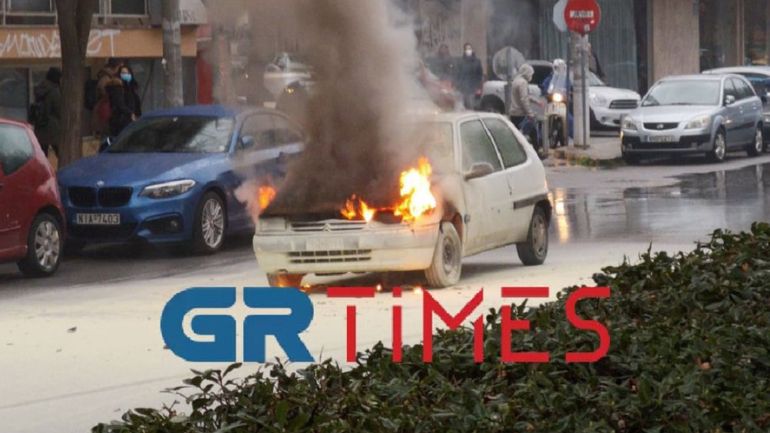 Στις φλόγες σταθμευμένο όχημα στην Περαία Θεσσαλονίκης