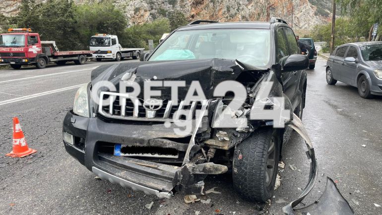 Φορτηγάκι με φιάλες υγραερίου «καρφώθηκε» σε σταθμευμένο αυτοκίνητο στο Λασίθι