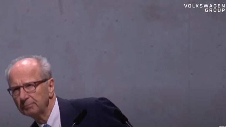 Επεισόδια και ιπτάμενες τούρτες στο ετήσιο συνέδριο της VW με φόντο… την Κίνα