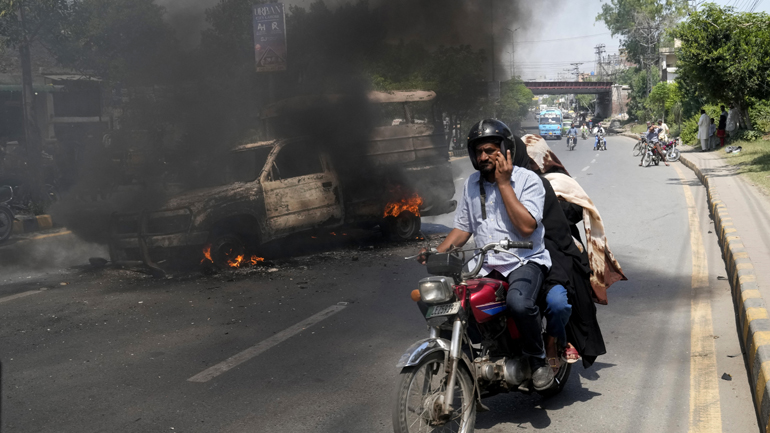 Χάος στο Πακιστάν: Στους δρόμους ο στρατός – Συνελήφθησαν ηγετικά στελέχη του κόμματος του Ίμραν Χαν Χάος στο Πακιστάν: Στους δρόμους ο στρατός – Συνελήφθησαν ηγετικά στελέχη του κόμματος του Ίμραν Χαν