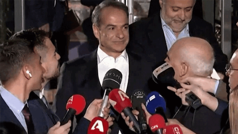 O Κυριάκος Μητσοτάκης διέκοψε τις δηλώσεις του Γιώργου Παπαδάκη: «Αυτό λέγεται photobomb»