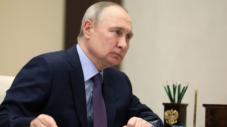 «Αναθρέψατε ένα τέρας, έναν δολοφόνο»: Σε φυλάκιση 2 ετών καταδικάστηκε Ρωσίδα επειδή προσέβαλε τους νεκρούς γονείς του Πούτιν «Αναθρέψατε ένα τέρας, έναν δολοφόνο»: Σε φυλάκιση 2 ετών καταδικάστηκε Ρωσίδα επειδή προσέβαλε τους νεκρούς γονείς του Πούτιν