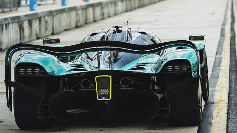 Δέος: Ακούστε το γρηγορότερο υβριδικό στον κόσμο να «κλείνει» τον ηλεκτροκινητήρα και να βάζει μπρος τον V12