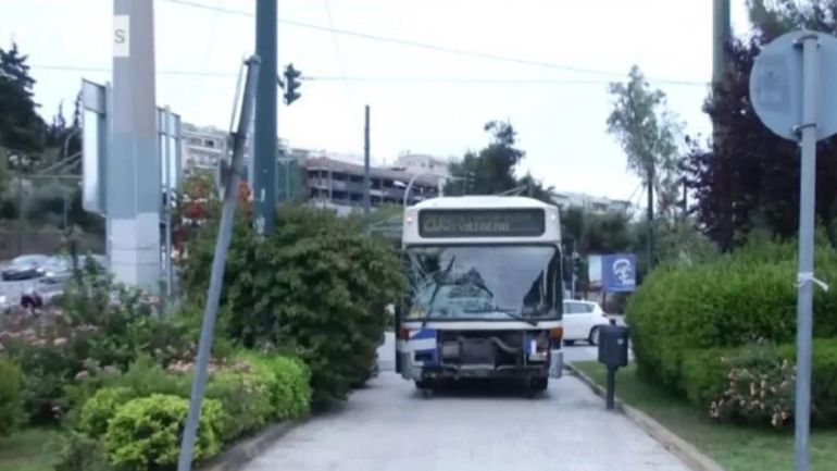 Σύγκρουση λεωφορείου με μηχανή στο Καλλιμάρμαρο
