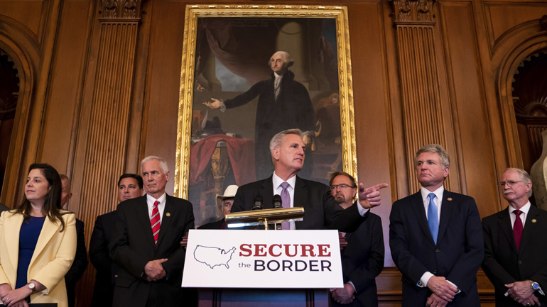 Οι Ρεπουμπλικάνοι απαιτούν να ξαναρχίσει η ανέγερση του τείχους του Τραμπ