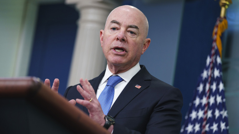 ΗΠΑ: «Τα σύνορα δεν είναι ανοιχτά», προειδοποιεί ο υπουργός Εσωτερικής Ασφάλειας