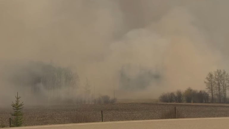 Φλέγεται ο Καναδάς: Ο στρατός εστάλη για να βοηθήσει τους πυροσβέστες στην επαρχία Αλμπέρτα