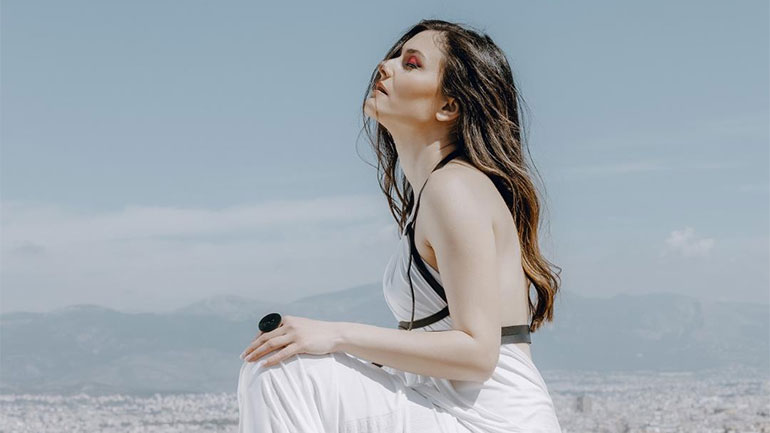 Η Αλεξάνδρα Κόνιακ ερμηνεύει Μίκη Θεοδωράκη