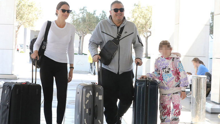 Ο Αντώνης Ρέμος και η Υβόννη Μπόσνιακ μαζί με την κόρη τους στο αεροδρόμιο