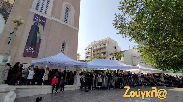 Πλήθος κόσμου στη Μητρόπολη Αθηνών για να προσκυνήσει την εικόνα της Παναγίας του Άξιον Εστί