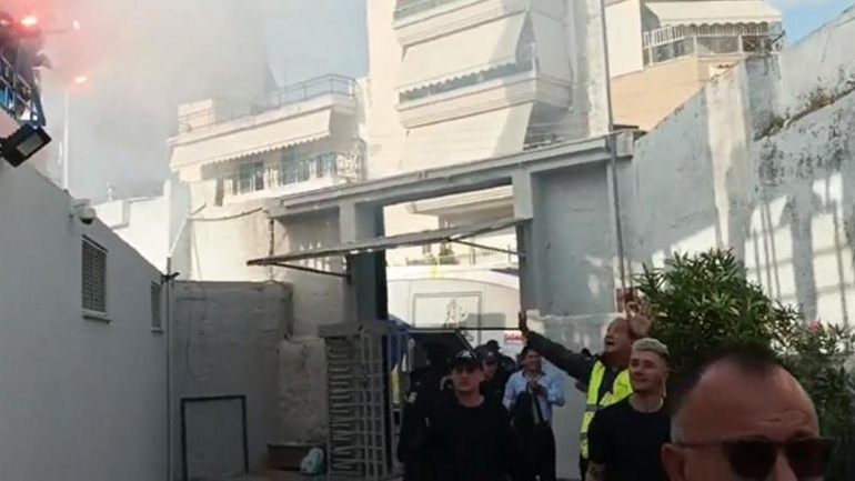 Η Λαμία καταγγέλλει κλίμα τρομοκρατίας στην άφιξή της στη Νίκαια – Έριξαν κλωτσιά στον Μαρτίνεθ Η Λαμία καταγγέλλει κλίμα τρομοκρατίας στην άφιξή της στη Νίκαια – Έριξαν κλωτσιά στον Μαρτίνεθ