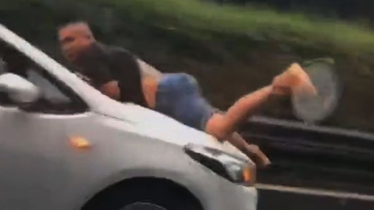 Ταξίδεψε για 20 χλμ. ξαπλωμένος στο καπό της πρώην του, υπό βροχή και στην εθνική οδό