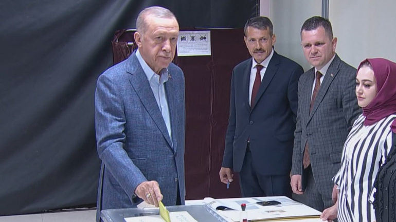 Εκλογές στην Τουρκία: Ψήφισε στην Κωνσταντινούπολη ο Ρετζέπ Ταγίπ Ερντογάν Εκλογές στην Τουρκία: Ψήφισε στην Κωνσταντινούπολη ο Ρετζέπ Ταγίπ Ερντογάν