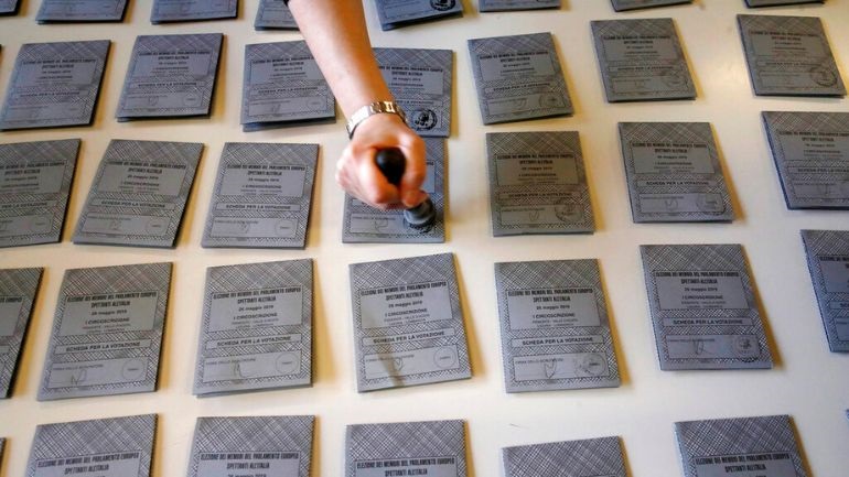 Ιταλία: Στις κάλπες οι κάτοικοι 595 δήμων – Αναμένεται αύξηση της αποχής