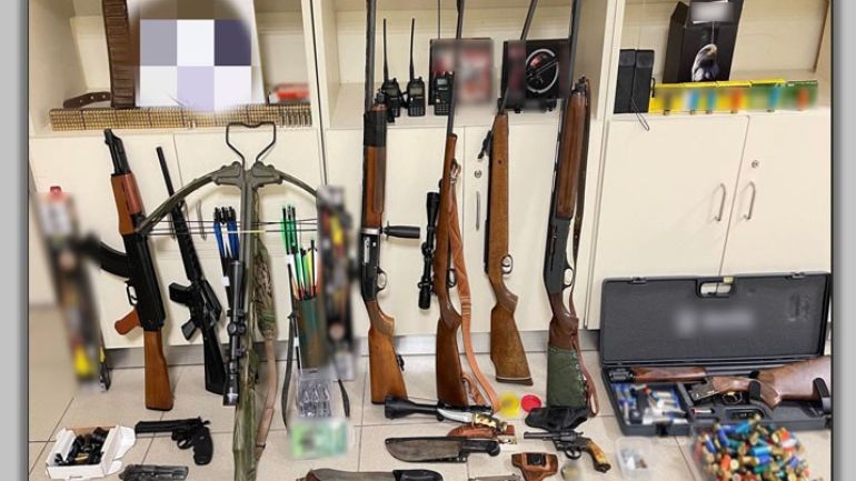 Συνελήφθησαν πατέρας και γιος στο Βόλο για κατοχή όπλων και πομποδεκτών