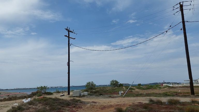 Πάρος: Προβληματίζουν οι κολώνες της ΔΕΔΔΗΕ και τα εναέρια καλώδια στην παραλία της Πούντας