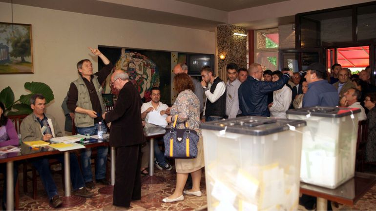 Έκλεισαν οι κάλπες στη Χειμάρρα – Δύο επιτροπές από την Ελλάδα ελέγχουν την καταμέτρηση ψήφων