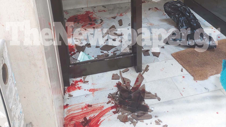 Βόλος: Μεθυσμένος οδηγός τράκαρε δύο αυτοκίνητα και πεζός έπεσε στην τζαμαρία της πολυκατοικίας του