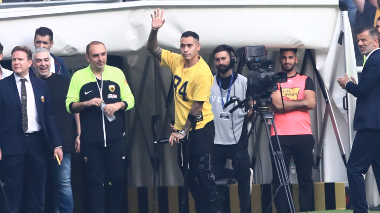 Ο Αραούχο έκανε την εμφάνισή του στο γήπεδο με πατερίτσα, γνωρίζοντας την αποθέωση από τους φίλους της ΑΕΚ 