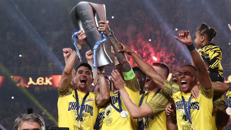 Η στέψη της ΑΕΚ – Αραούχο και Μάνταλος σήκωσαν μαζί την κούπα του πρωταθλήματος