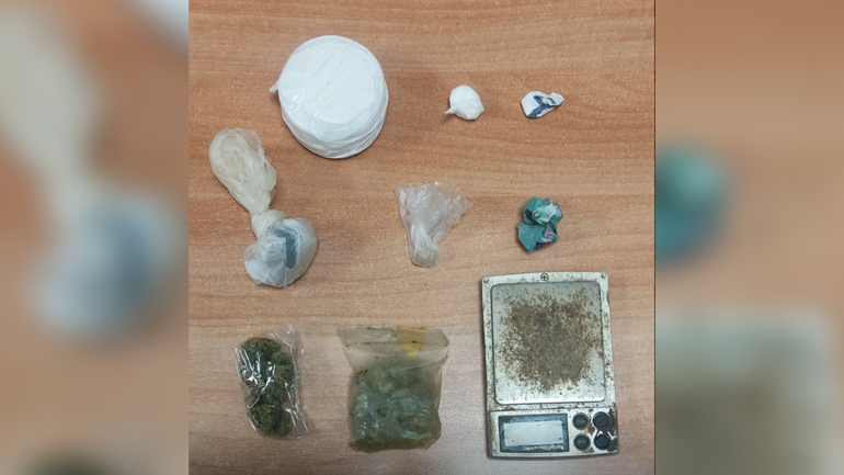 Δύο συλλήψεις για ναρκωτικά στο κέντρο της Θεσσαλονίκης – 43χρονος πήρε κοκαΐνη από βάση δέντρου