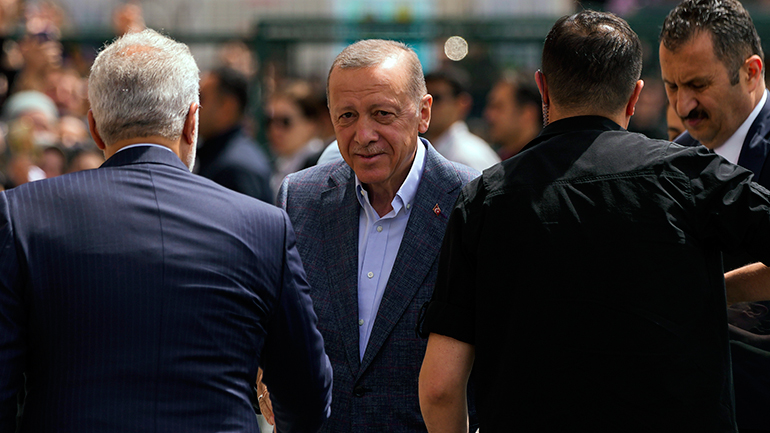 Ο Ερντογάν μοίρασε χρήματα σε παιδιά μέσα σε εκλογικό κέντρο