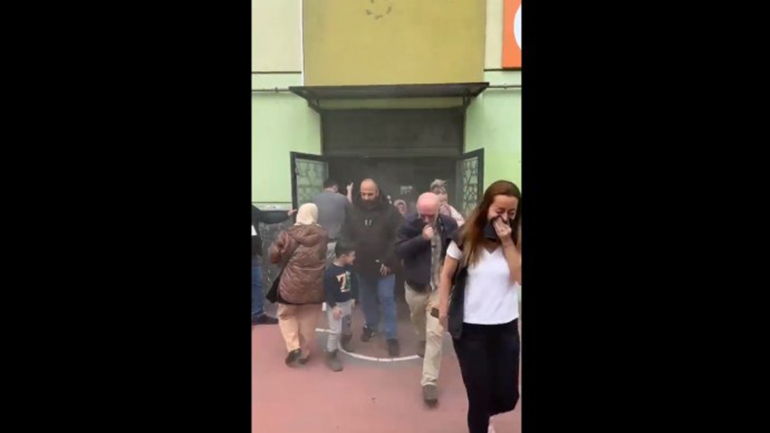 Φωτιά ξέσπασε σε εκλογικό κέντρο στην Κωνσταντινούπολη