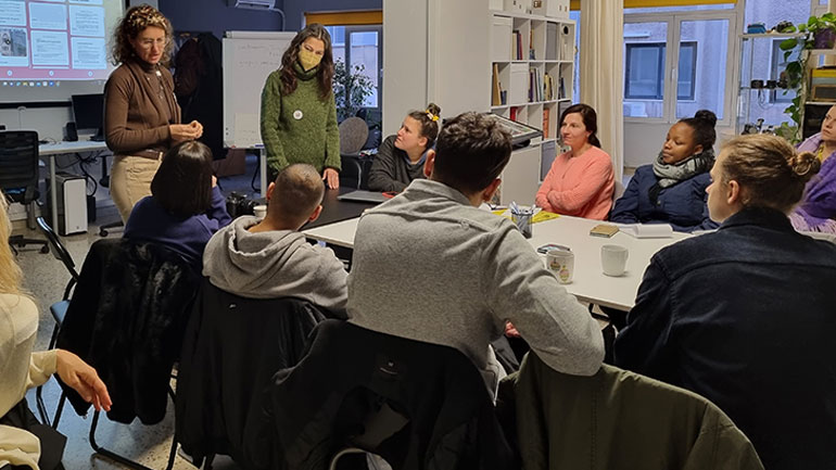 «The Lightkeepers»: Ένα κινηματογραφικό ταξίδι από τα βομβαρδισμένα σχολεία της Ουκρανίας μέχρι το σχολείο Τρεμπίτα στην Αθήνα