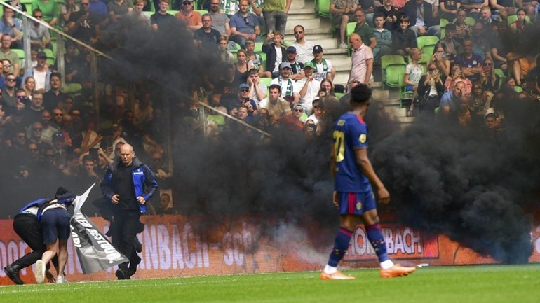 Ολλανδία: Οριστική διακοπή στο Γκρόνιγκεν-Άγιαξ, λόγω εισβολής οπαδών και ρίψης καπνογόνων Ολλανδία: Οριστική διακοπή στο Γκρόνιγκεν-Άγιαξ, λόγω εισβολής οπαδών και ρίψης καπνογόνων