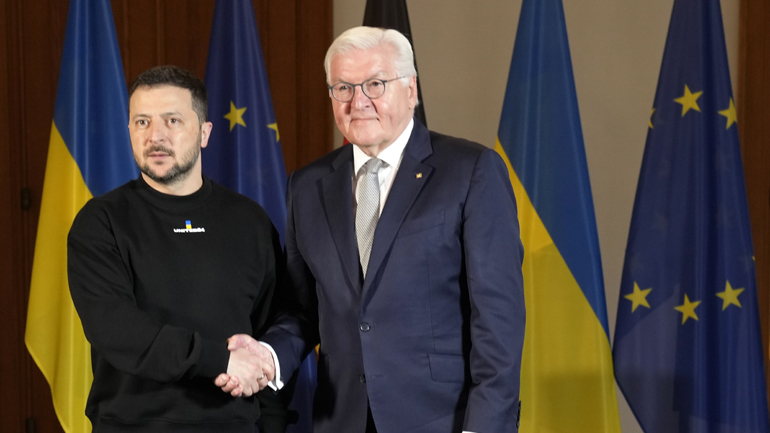 Ζελένσκι από Βερολίνο: «Μαζί θα κερδίσουμε και θα φέρουμε την ειρήνη πίσω στην Ευρώπη»