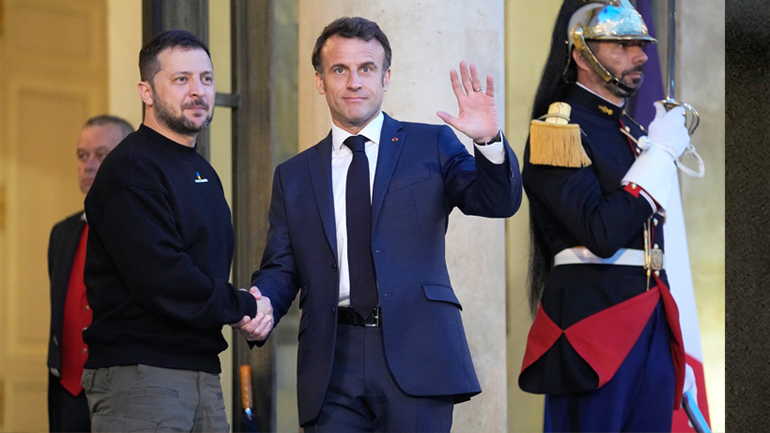 Έφθασε στο Παρίσι ο Ζελένσκι – Θα δειπνήσει με τον Μακρόν