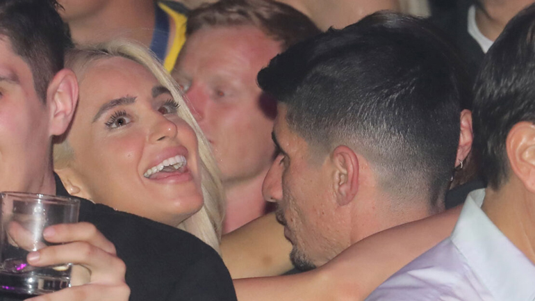 Πέτρος Μάνταλος: Τρυφερές στιγμές με την καλλονή σύντροφό του στα μπουζούκια – Φωτογραφίες