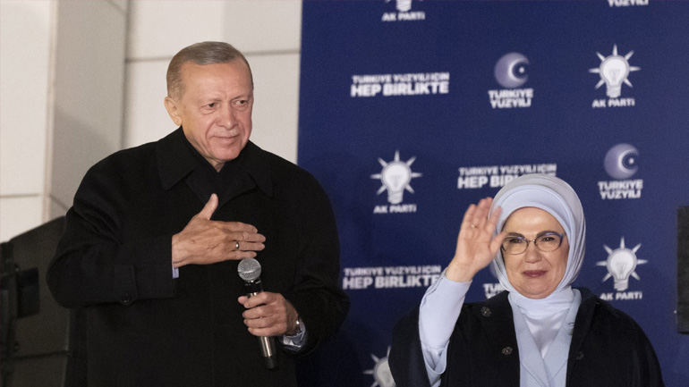 Εκλογές Τουρκία: Ο Ερντογάν τραγούδησε στο «μπαλκόνι της νίκης»