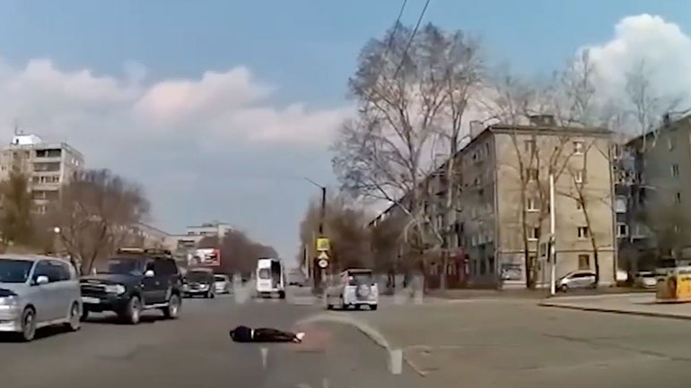 Τραυματισμένος ύποπτος βρίσκει τρόπο να διαφύγει από το ασθενοφόρο 