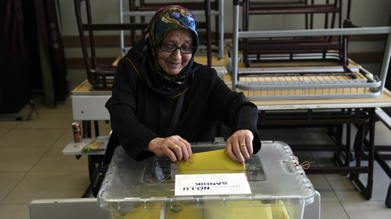 Η Ευρωπαϊκή Ένωση χαιρετίζει την μεγάλη συμμετοχή των Τούρκων στις εκλογές