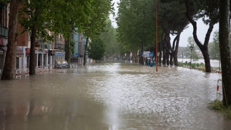 Ιταλία: Υπερχείλισε ποταμός στην Τσεζένα – Κάτοικοι ανέβηκαν στις στέγες