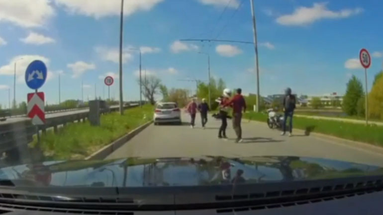 Πήγε να σκοτώσει μηχανόβιο και τον ένοιαζε εάν γρατζούνισε το αμάξι του