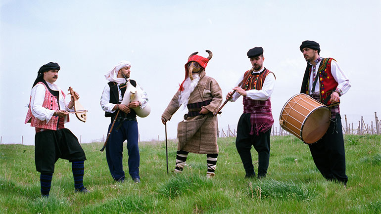 «Γιατί ‘ναι μαύρα τα βουνά»: Ένα μυσταγωγικό μουσικό τριήμερο στην Κόνιτσα από τη Στέγη