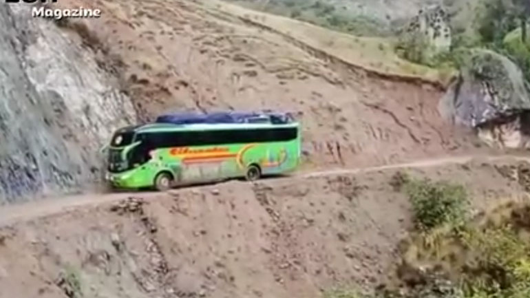 Λεωφορείο στο χείλος του γκρεμού στο Περού